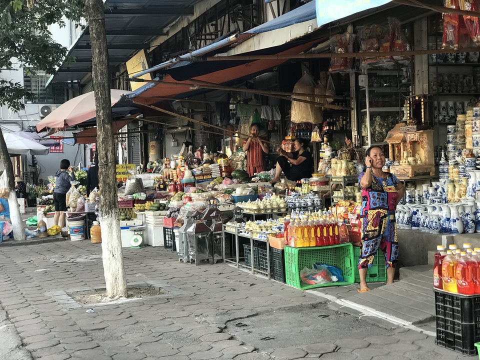 Nắng nóng thiêu đốt: Chợ vắng tanh, tiểu thương ngồi dài cổ chờ thượng đế - 10 Nắng nóng thiêu đốt: Chợ vắng tanh, tiểu thương ngồi dài cổ chờ thượng đế - 10