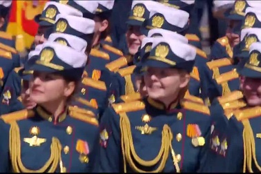 Quân nhân Nga duyệt binh trên Quảng trường Đỏ