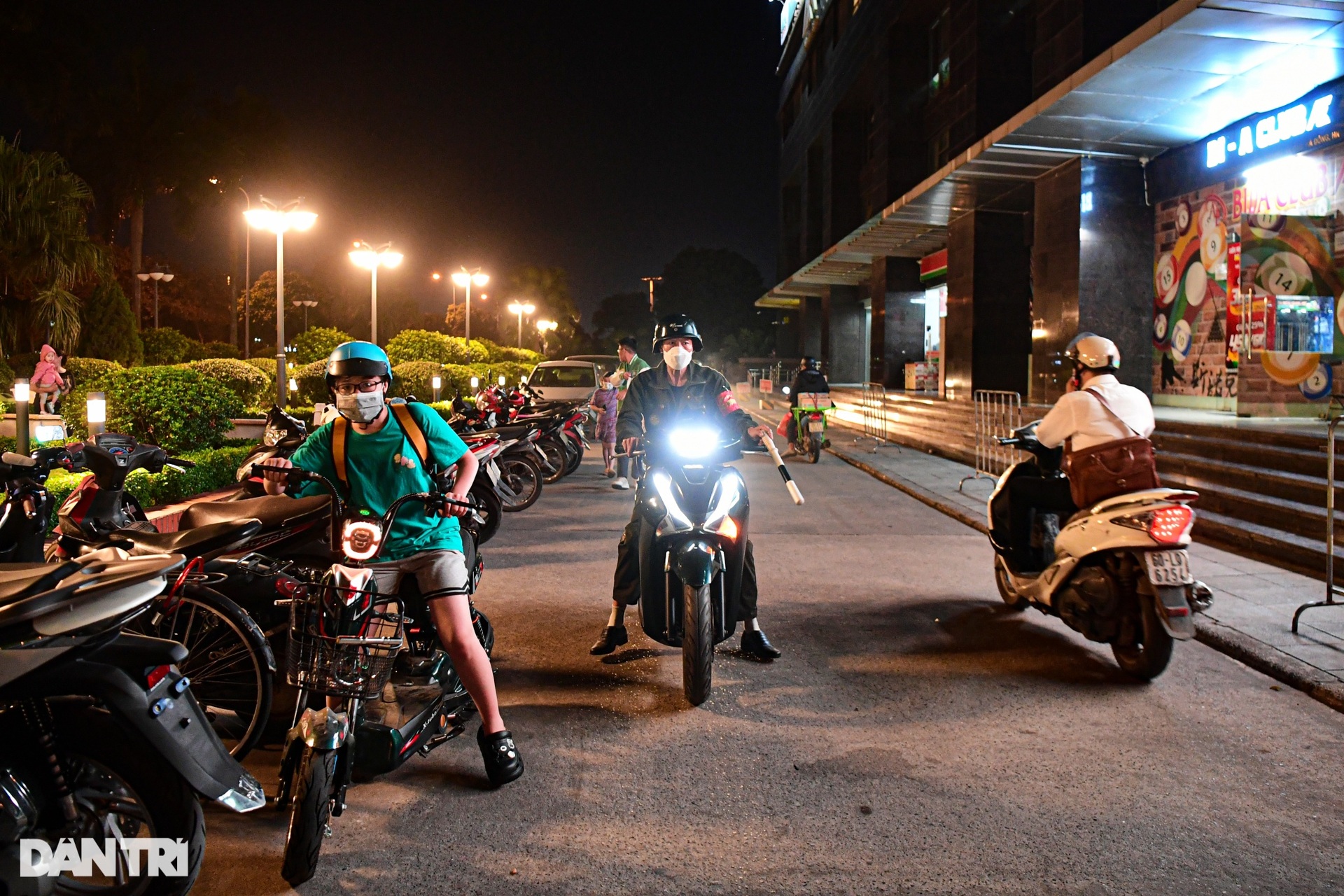 Hà Nội: Xuyên đêm phun thuốc diệt muỗi chặn dịch sốt xuất huyết - 13 Hà Nội: Xuyên đêm phun thuốc diệt muỗi chặn dịch sốt xuất huyết - 13