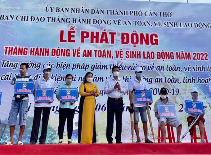 Ông Nguyễn Thực Hiện – PCT UBND TP.Cần Thơ và bà Trần Thị Xuân Mai – GĐ Sở LĐ-TB&XH TP.Cần Thơ trao quà cho người lao động bị tai nạn lao động.