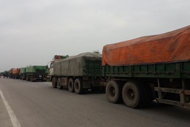 Bắt đoàn 8 xe biển Lào chở than quá tải