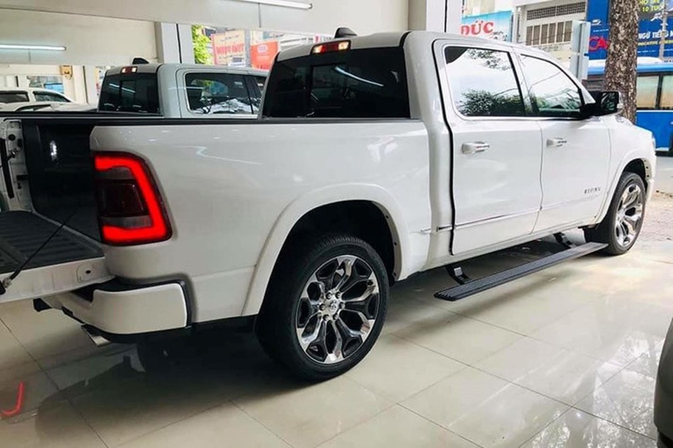 Ô tô sang chảnh giảm giá vẫn bết bát, gần hết năm chưa bán nổi 100 xe - 1 Ô tô sang chảnh giảm giá vẫn bết bát, gần hết năm chưa bán nổi 100 xe - 1