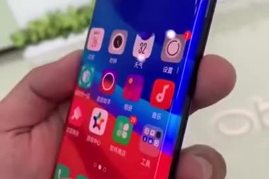 Oppo “khoe” nguyên mẫu smartphone màn hình siêu cong, không có phím bấm vật lý