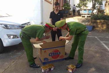 Vận chuyển pháo lậu còn dùng gậy đánh công an bị thương