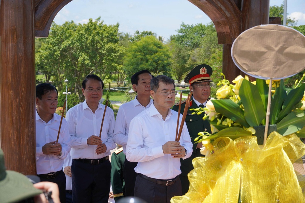 Thủ tướng Lê Minh Hưng dâng hương tại Hang Tám Cô, Thành cổ Quảng Trị - 4 Thủ tướng Lê Minh Hưng dâng hương tại Hang Tám Cô, Thành cổ Quảng Trị - 4