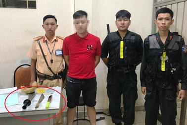 Cảnh sát chặn bắt ô tô của nam thanh niên chở nhiều dao tự chế