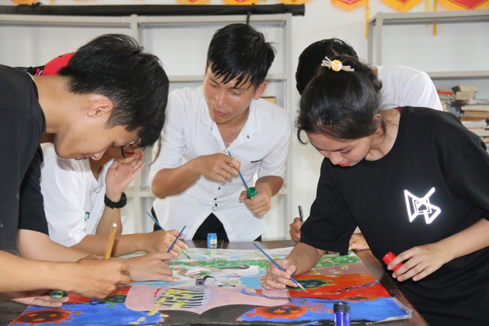 Học sinh trường chuyên vẽ tranh tuyên truyền phòng chống dịch Covid-19 - 2 Học sinh trường chuyên vẽ tranh tuyên truyền phòng chống dịch Covid-19 - 2