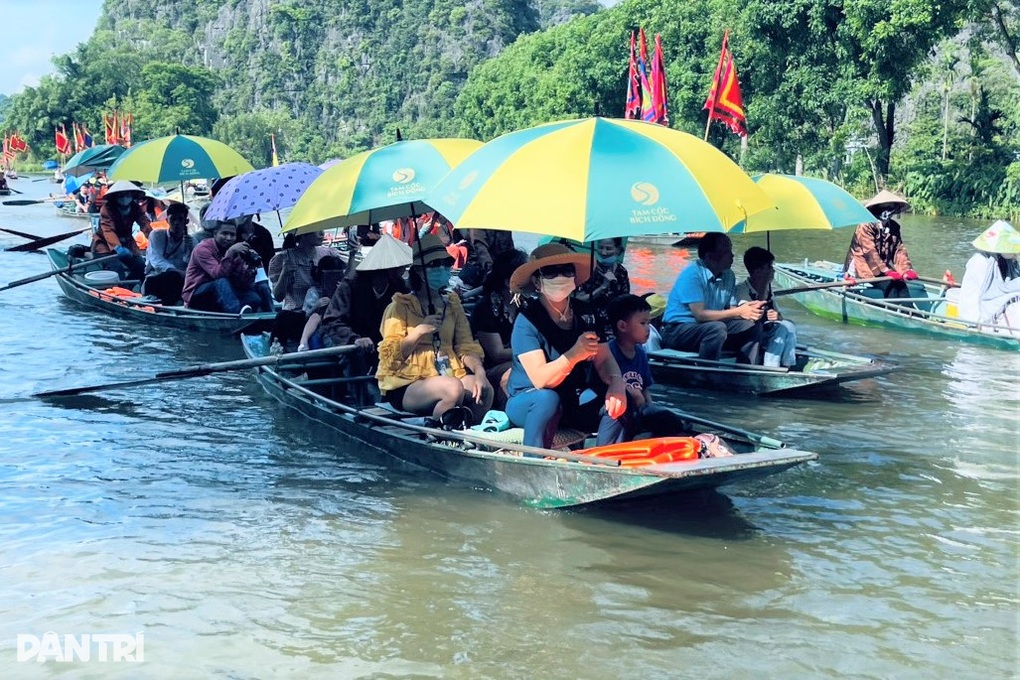 Hơn 600 lái đò ở di sản Tràng An không có hợp đồng lao động hàng chục năm qua - 3 Hơn 600 lái đò ở di sản Tràng An không có hợp đồng lao động hàng chục năm qua - 3