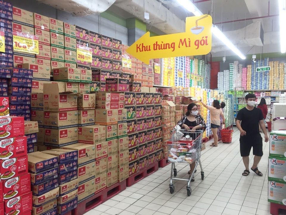 TPHCM: Chợ và siêu thị vắng người, chợ tạm phải “giải tán - 1