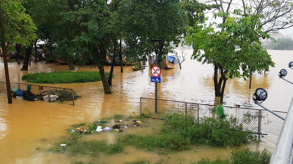 Nước lũ bắt đầu bủa vây những điểm cao nhất TP Huế - 7 Nước lũ bắt đầu bủa vây những điểm cao nhất TP Huế - 7