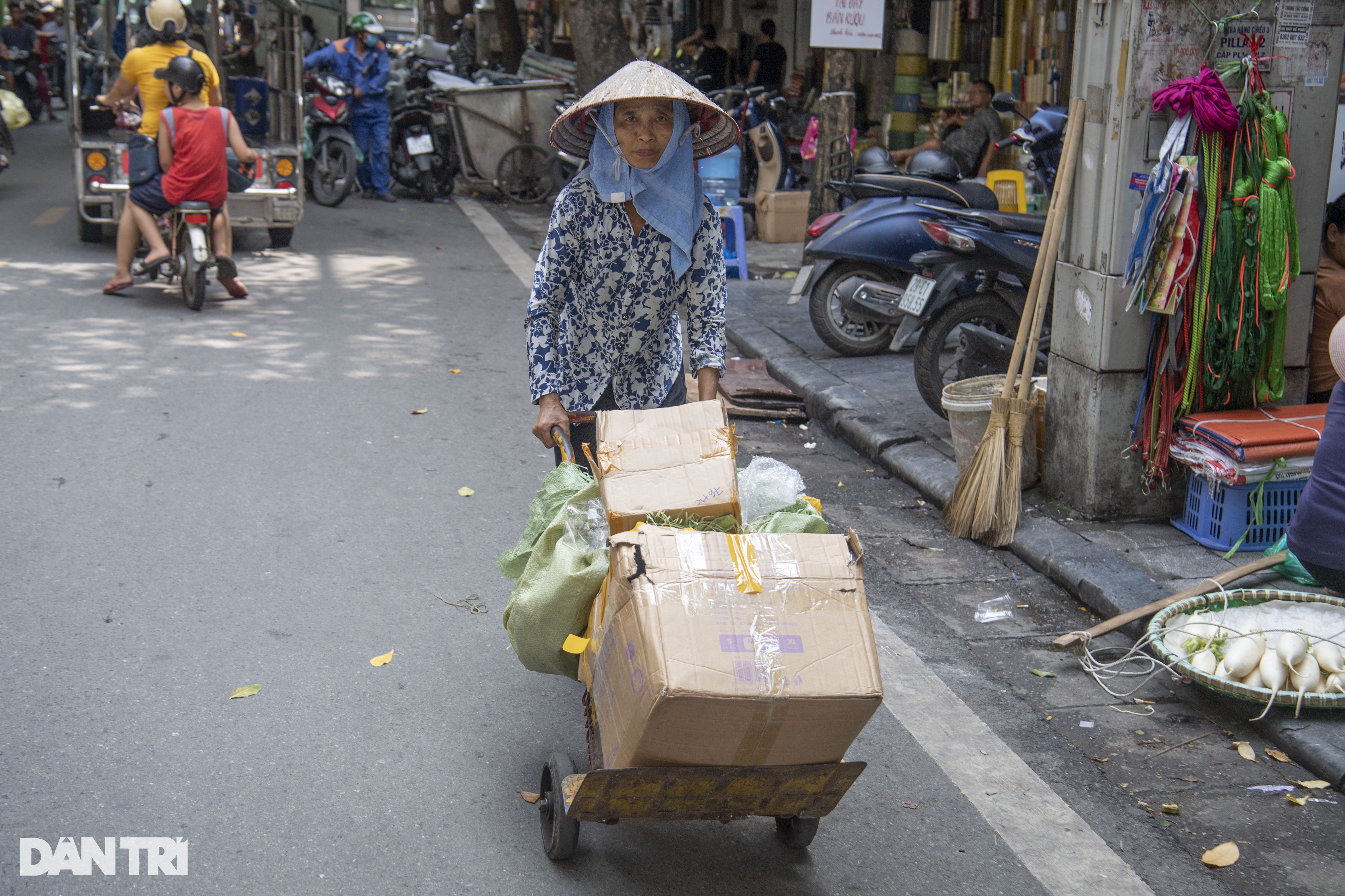 Cụ bà 102 tuổi ngày đêm bán hàng mưu sinh ở phố cổ Hà Nội - 2 Cụ bà 102 tuổi ngày đêm bán hàng mưu sinh ở phố cổ Hà Nội - 2