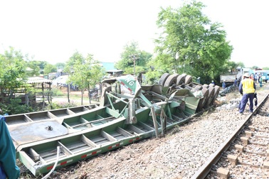 Xe container chở 18 tấn sắt bị tàu tông lật ngửa, tài xế may mắn thoát chết