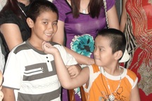 Chuyện kể cặp tai điếc lần đầu tiên nghe được âm thanh