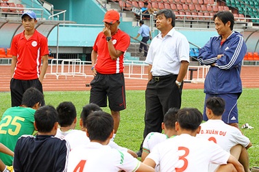 Thắng trận thứ ba liên tiếp, Huế vững ngôi đầu bảng