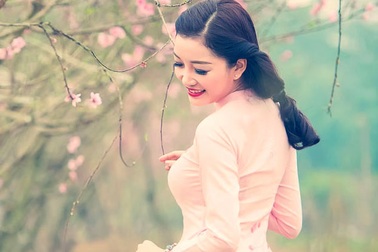 Phạm Thu Hà tái hiện vẻ đẹp phụ nữ xưa giữa vườn xuân