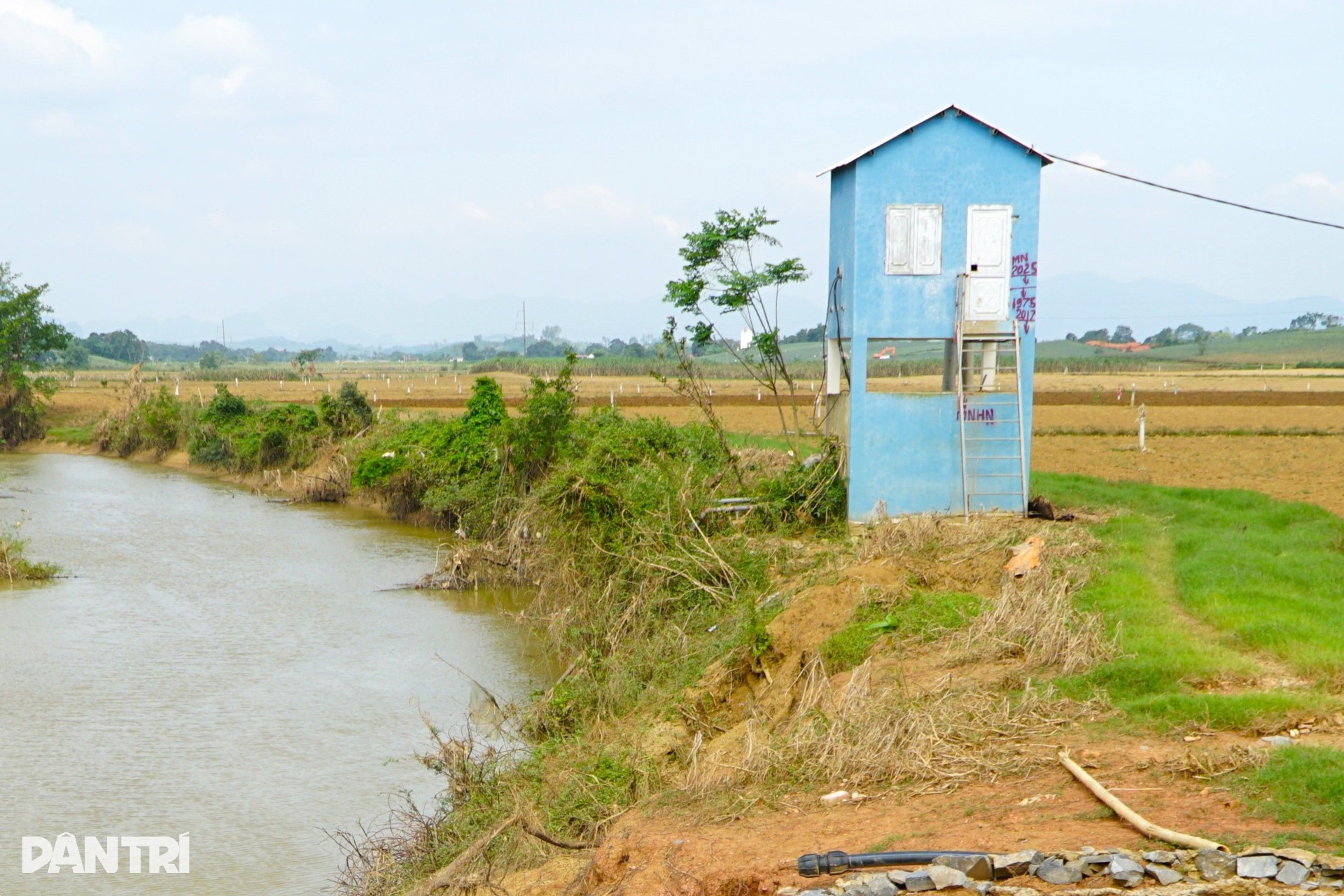 Cầu sập sau bão, dân dựng cầu khỉ để qua lại, học sinh đi vòng hơn 10km - 6 Cầu sập sau bão, dân dựng cầu khỉ để qua lại, học sinh đi vòng hơn 10km - 6