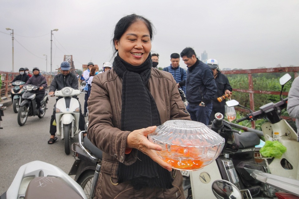 Người Hà Nội văn minh mang xô chậu đi thả cá chép, không thả túi nilon - 1 Người Hà Nội văn minh mang xô chậu đi thả cá chép, không thả túi nilon - 1