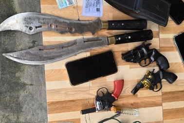 Ba thanh niên mang nhiều dao, súng đi cướp xe máy