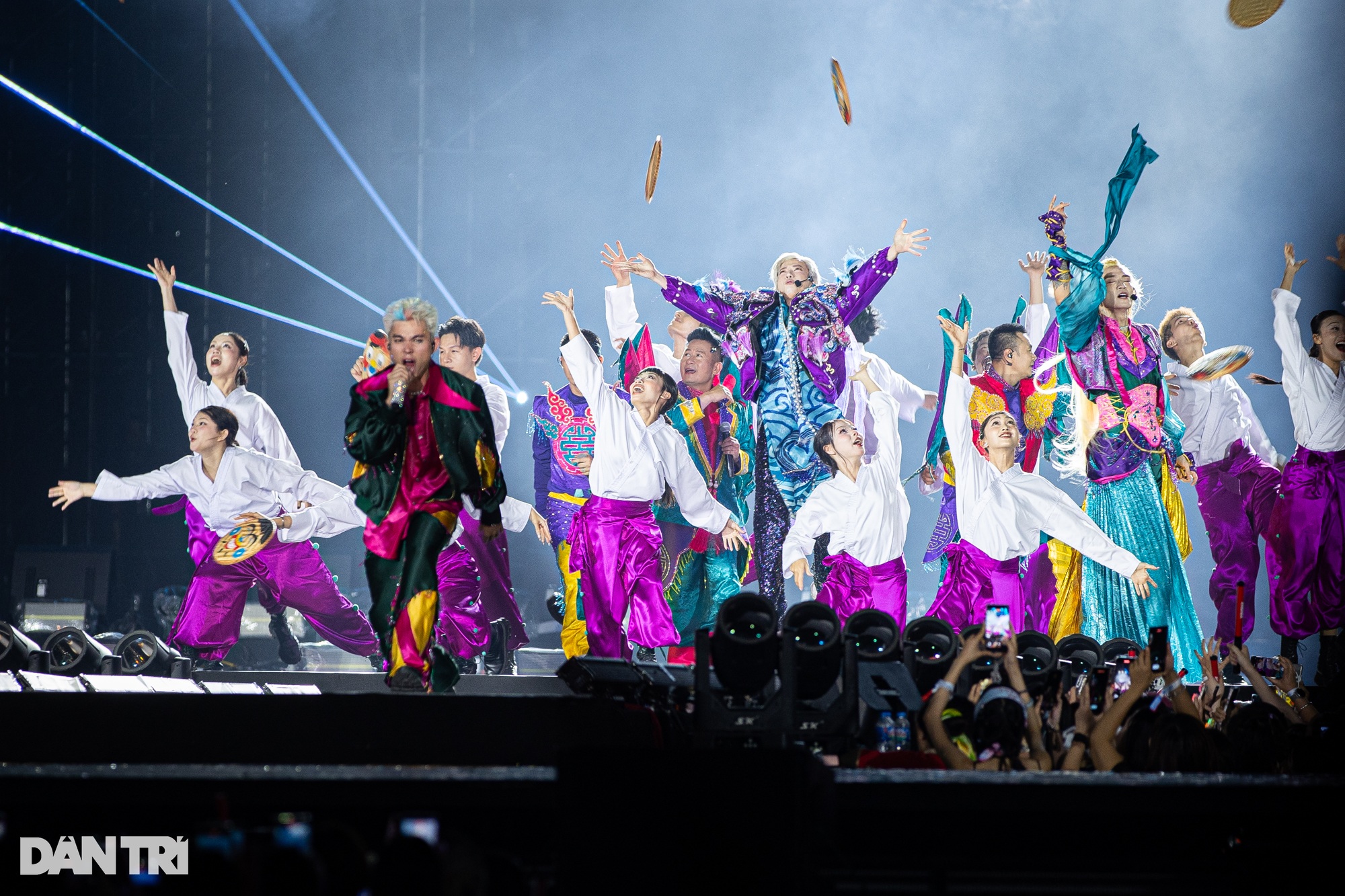Concert Anh trai: 5 tiếng bùng nổ, vạn khán giả hò hét dưới mưa nhân tạo - 3 Concert Anh trai: 5 tiếng bùng nổ, vạn khán giả hò hét dưới mưa nhân tạo - 3