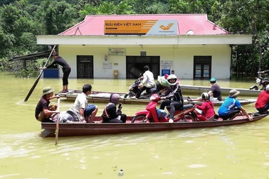Tấp nập vượt quốc lộ bằng... thuyền