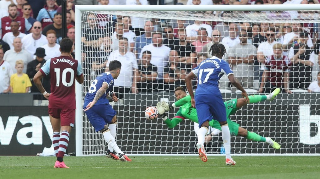 Enzo Fernandez đá hỏng 11m, Chelsea thua 10 người của West Ham - 2 Enzo Fernandez đá hỏng 11m, Chelsea thua 10 người của West Ham - 2