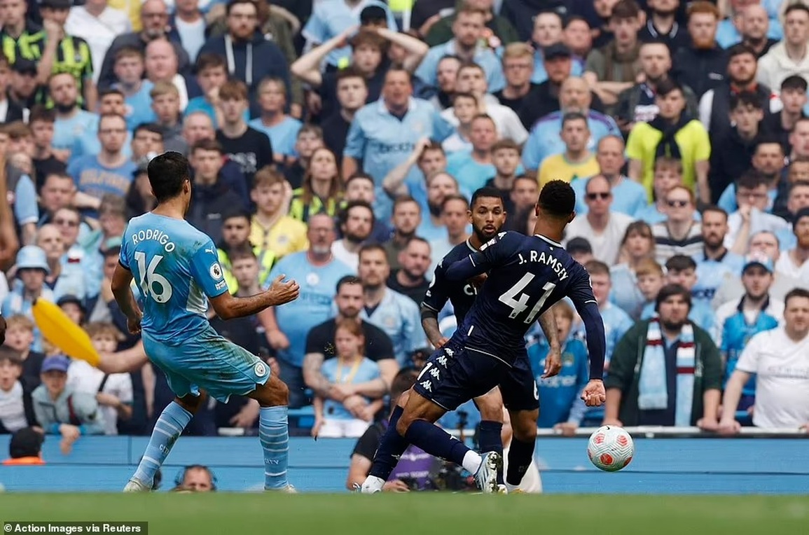 Nhìn lại 5 phút điên rồ giúp Man City giành chức vô địch Premier League - 11