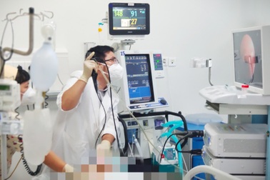 Hóc kẹo đậu vào phổi, bé gái 13 tháng tuổi suýt mất mạng ngày giáp Tết