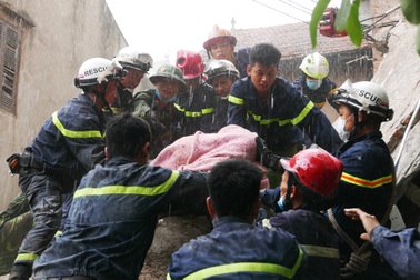 8 giờ bộ đội, cảnh sát chạy đua thời gian cứu nạn nhân nhà sập