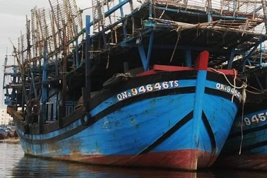 Tàu câu mực bốc cháy khi đang núp gió ở vùng biển Trường Sa