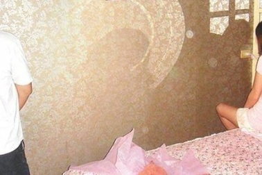 Kiếm gái tình một đêm, người đàn ông "gặp" đúng vợ mình