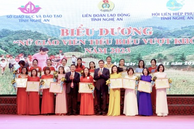 Tuyên dương "những bông hoa trên đá"