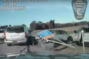 Cậu bé 10 tuổi lái trộm ô tô, gây náo loạn đường phố