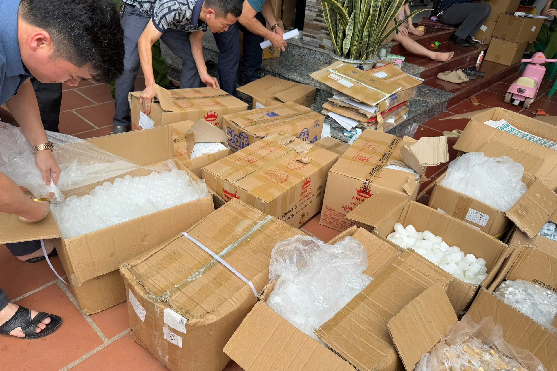 Cận cảnh xưởng sản xuất mỹ phẩm giả, bán trăm nghìn đơn trên Shopee, TikTok - 4 Cận cảnh xưởng sản xuất mỹ phẩm giả, bán trăm nghìn đơn trên Shopee, TikTok - 4