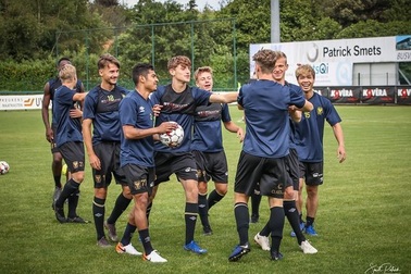 Công Phượng ngã sấp mặt trên sân vì ham rê bóng