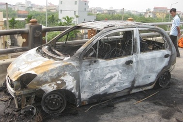 Xe Chevrolet bốc cháy trên cầu Thanh Trì