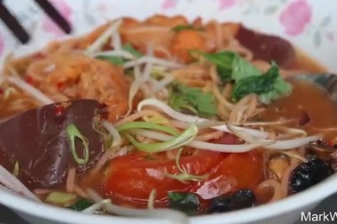 Bún riêu Việt Nam hấp dẫn thực khách nước ngoài