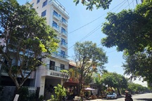 Cưỡng chế "cắt" 2 tầng của khách sạn Bạch Dương ở Phú Yên