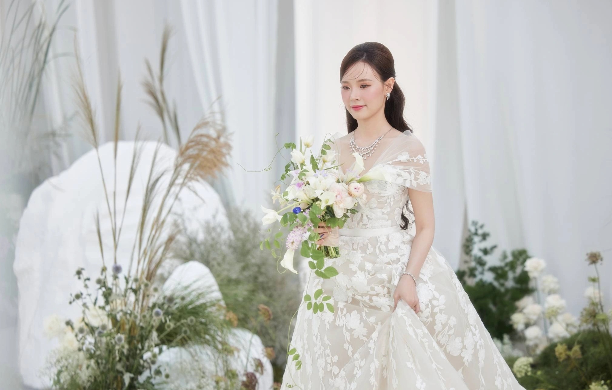 View - Midu diện 4 chiếc váy độc đáo, trị giá hàng tỷ đồng trong đám cưới | Báo Dân trí