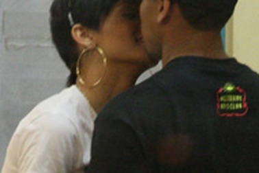 Rihanna “âu yếm” người yêu nơi công cộng