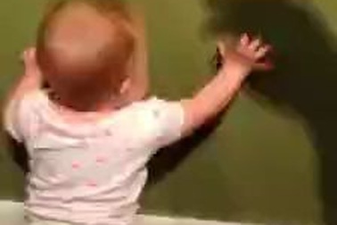 Phản ứng dễ thương bất ngờ của bé khi chơi với cái bóng trên tường