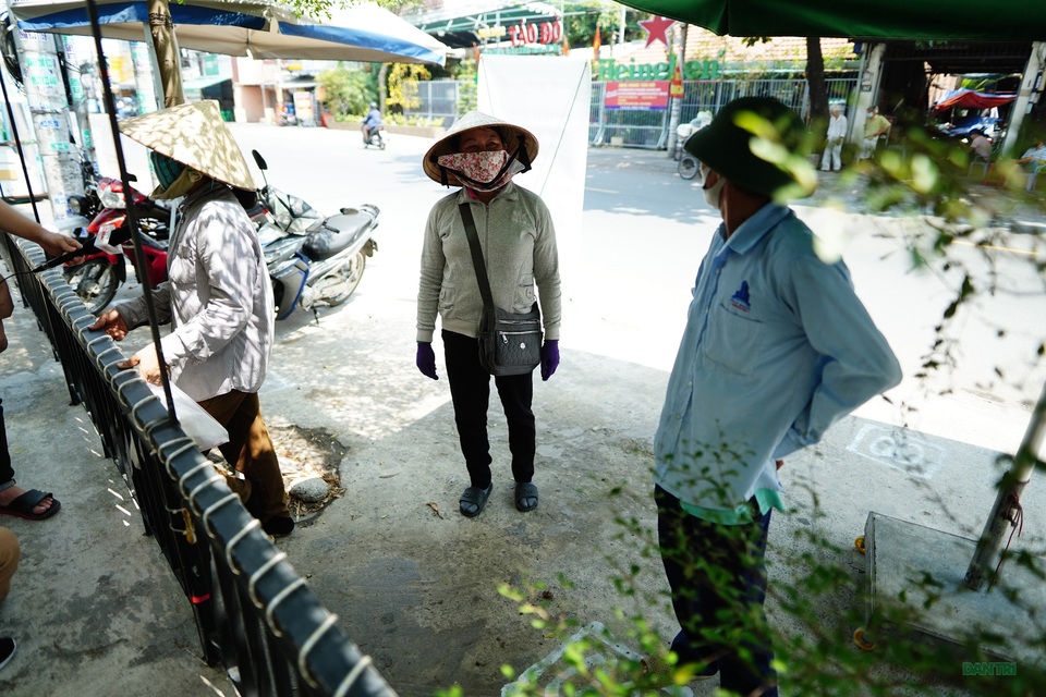 Ấm lòng quán cơm dã chiến giữa thời dịch Covid-19 - 6