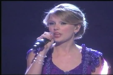 Taylor Swift cũng thích “buôn chuyện sao”