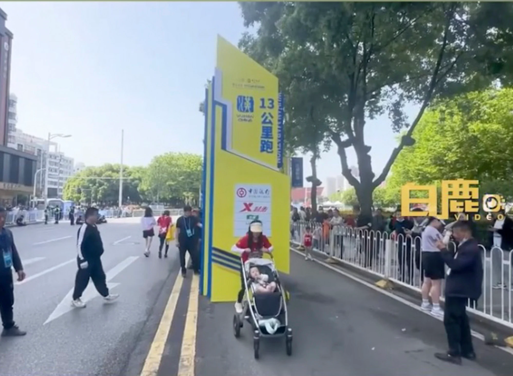 Bà mẹ Trung Quốc đẩy xe nôi chạy đua marathon - 1 Bà mẹ Trung Quốc đẩy xe nôi chạy đua marathon - 1