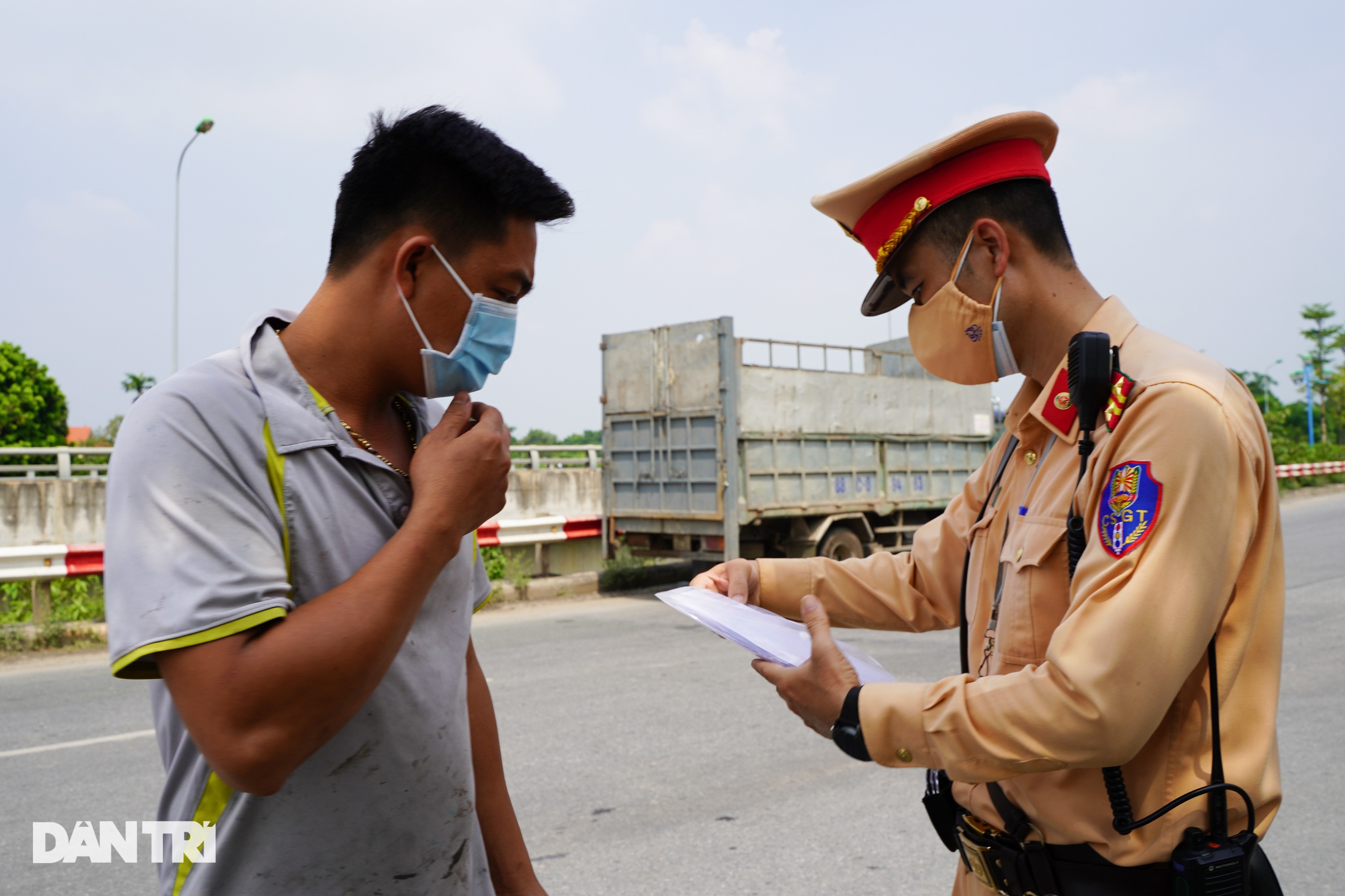 Chốt kiểm dịch cửa ngõ Hà Nội bất ngờ vắng vẻ sau chuỗi ngày ùn tắc kéo dài - 9 Chốt kiểm dịch cửa ngõ Hà Nội bất ngờ vắng vẻ sau chuỗi ngày ùn tắc kéo dài - 9