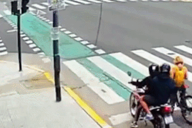 Clip “cô gái quật ngã và tóm gọn tên cướp điện thoại” nổi bật tuần qua