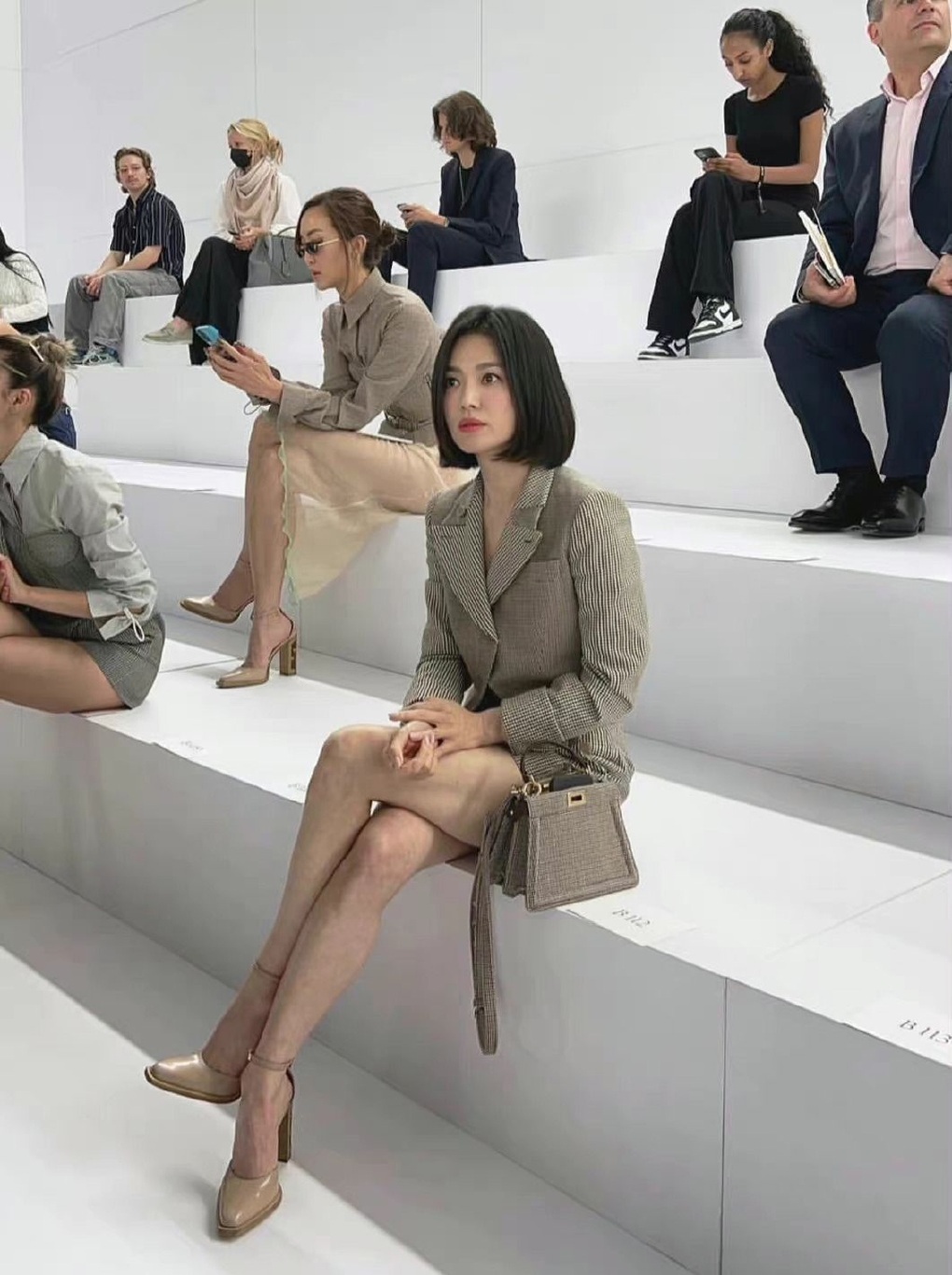 Đôi chân thon và vẻ ngoài tự nhiên của Song Hye Kyo gây chú ý - 3 Đôi chân thon và vẻ ngoài tự nhiên của Song Hye Kyo gây chú ý - 3