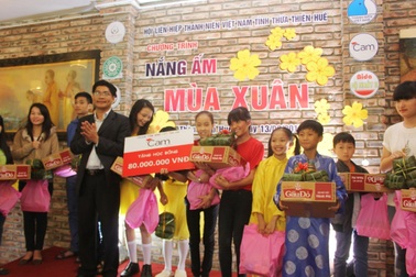 600 cặp bánh chưng đến với trẻ em nghèo Huế ngày cuối năm