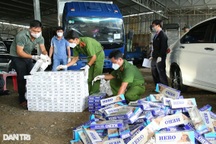 Bắt tại trận 2 đối tượng đang sang xe số lượng lớn thuốc lá lậu