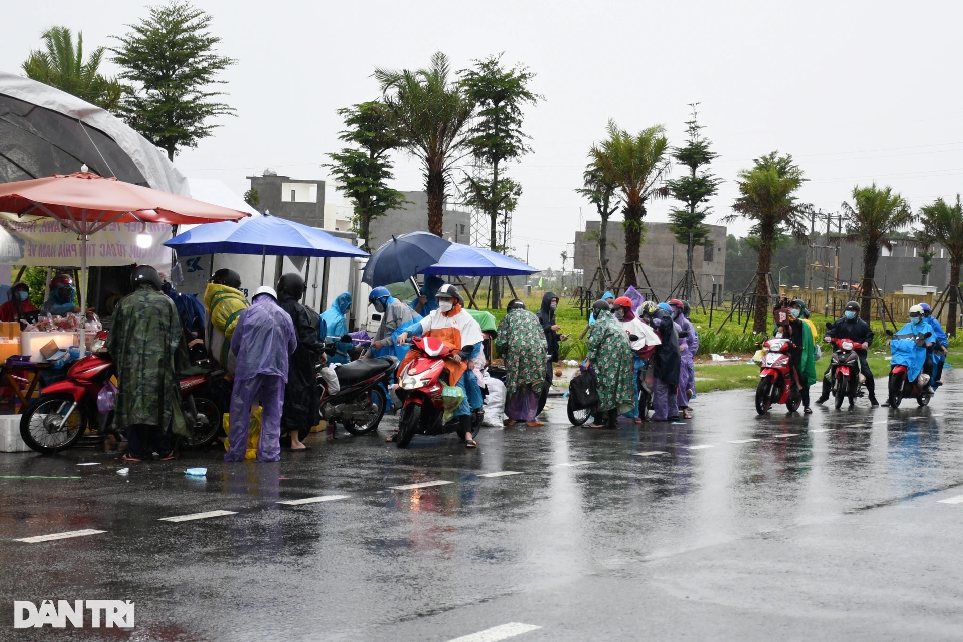 Tiếp thuốc men, lương thực cho hàng nghìn người hồi hương - 2 Tiếp thuốc men, lương thực cho hàng nghìn người hồi hương - 2