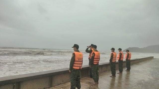Lực lượng Biên phòng tỉnh Thừa Thiên Huế phối hợp với các ngư dân hỗ trợ các thuyền viên gặp nạn trên biển (Ảnh: Đồn biên phòng tỉnh Thừa Thiên Huế).